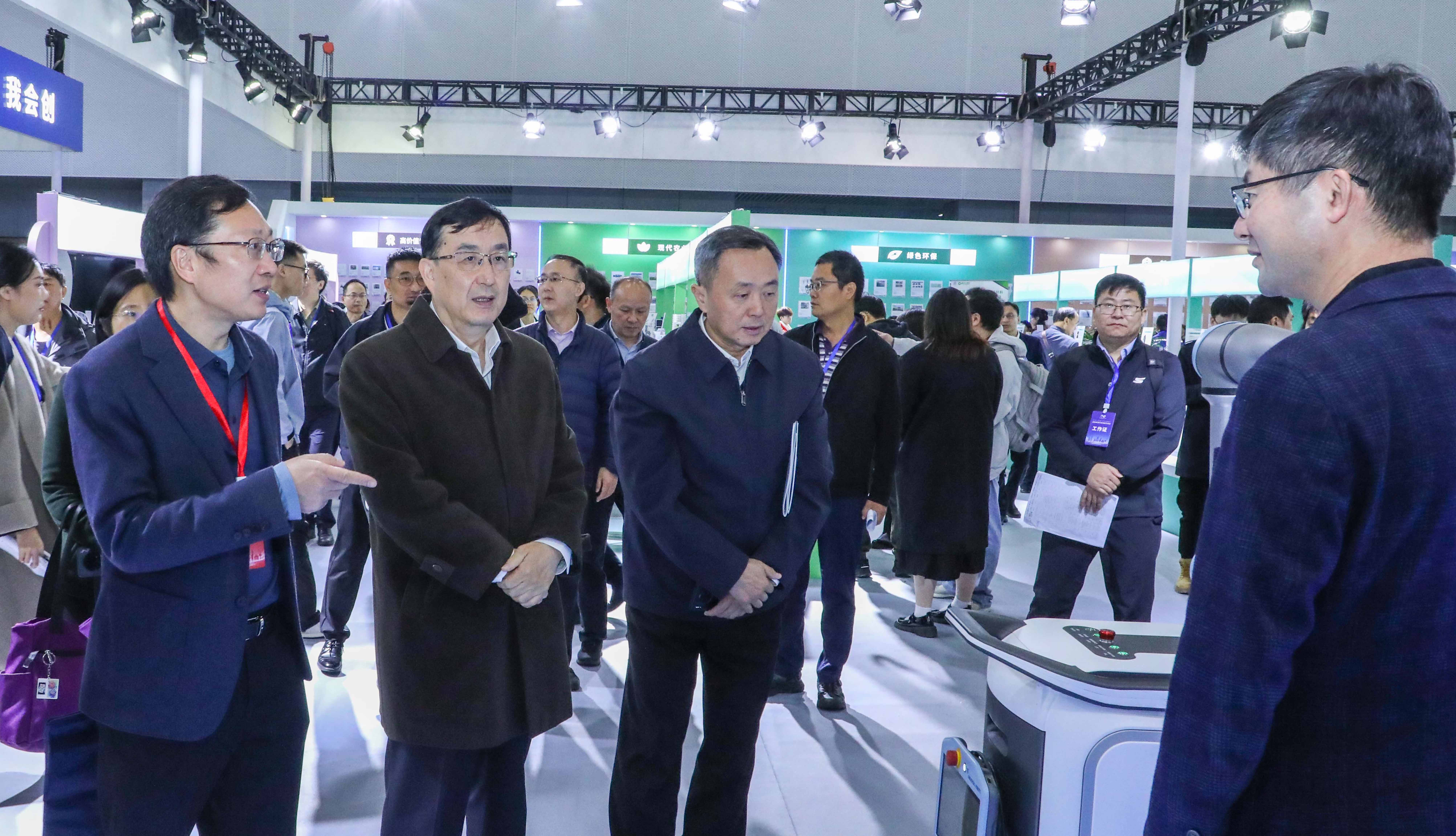 广东省委常委王曦、教育厅长林如鹏、华南理工大学校长唐洪武莅临艾目易展台，共同推动“医工交叉”成果转化与产业落地