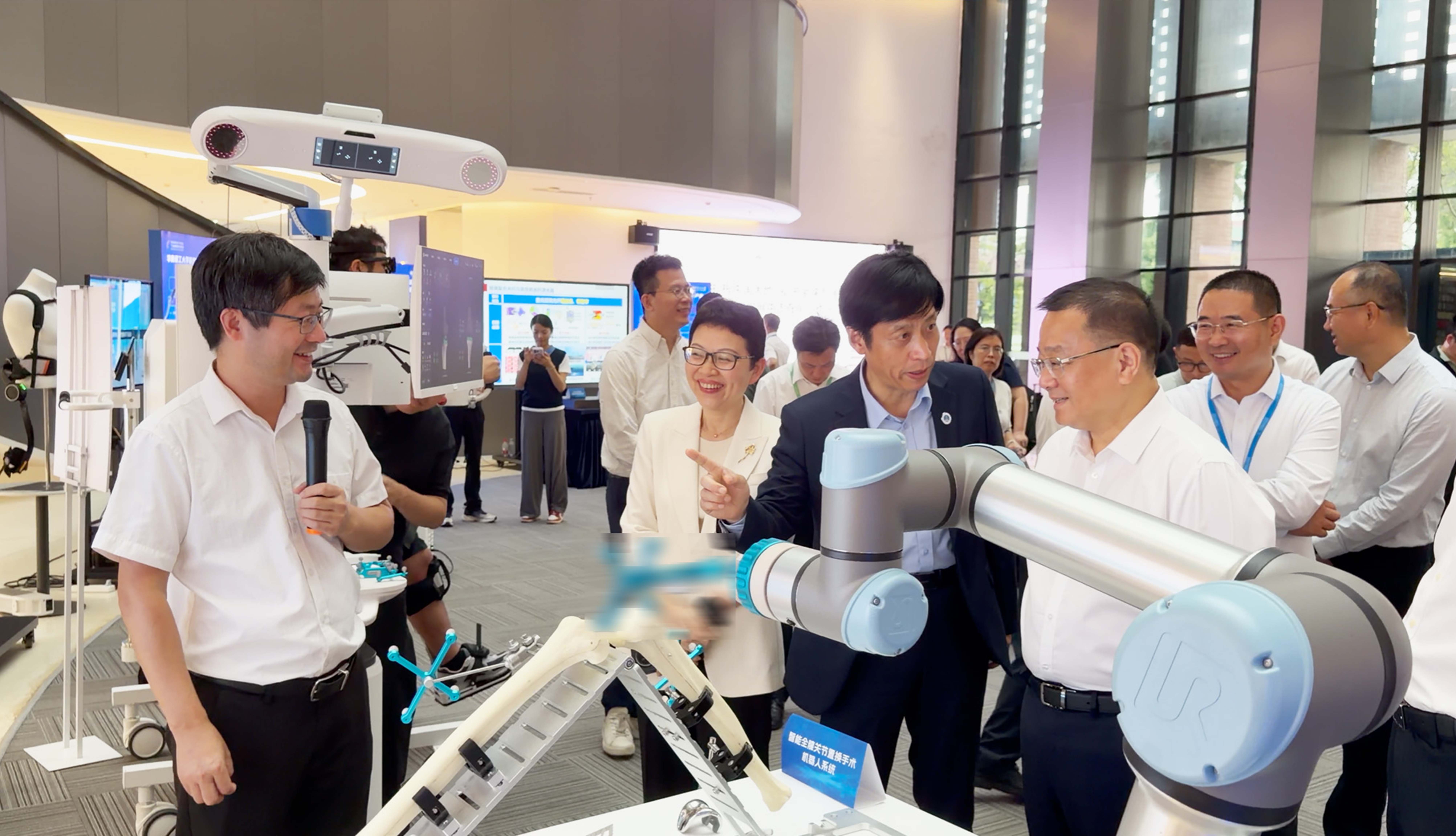 广东省委常委胡劲军，国家基金委副主任兰玉杰关注艾目易，以核心部件赋能手术机器人产业链自主可控