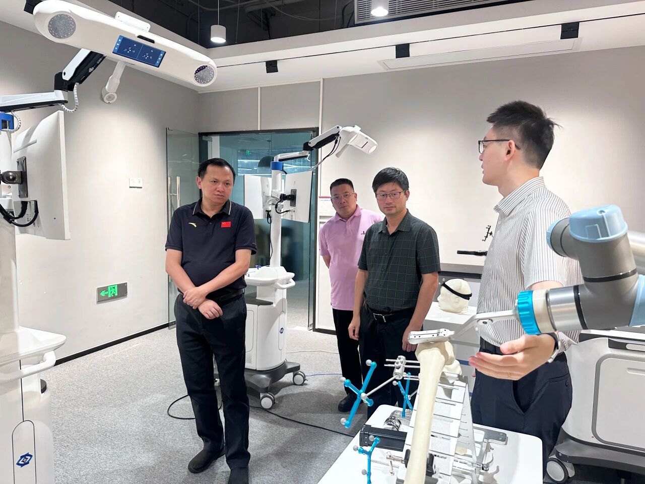 聚力成果转化，共谋智造未来 | 华南理工大学领导莅临艾目易科技参观调研